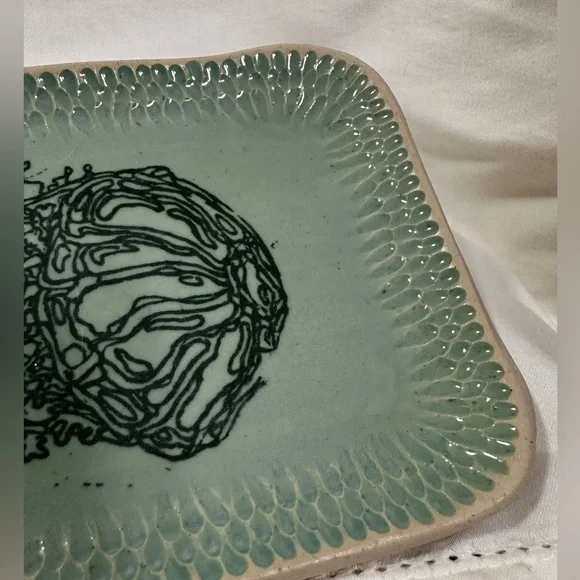 Studio pottery trinket tray. Green glaze with hand painted Jellyfish design. - Picture 10 of 14